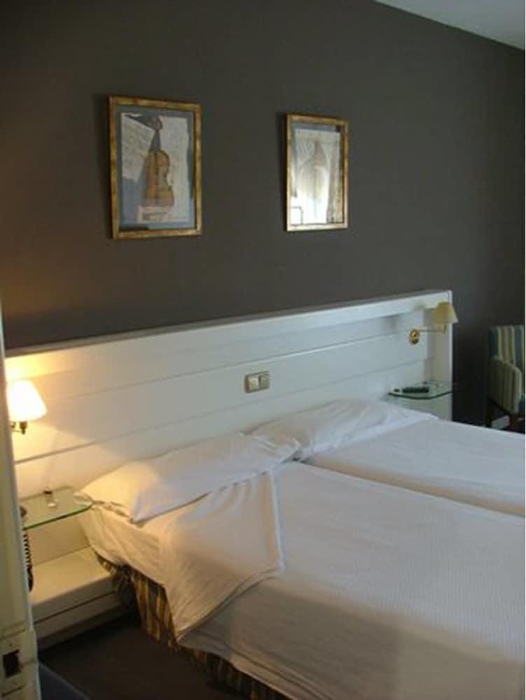Hotel Las Cigueenas Trujillo Esterno foto